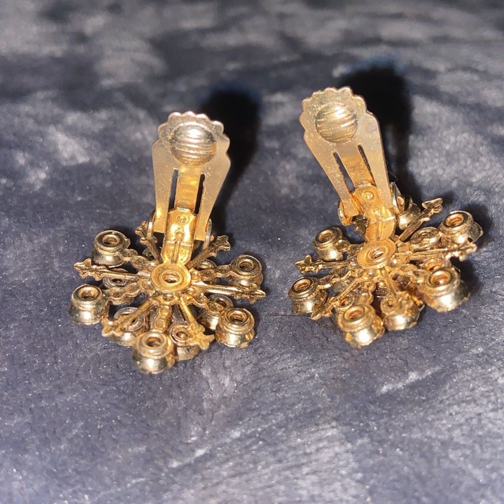 Vintage pink rhinestone and gold toned flower 🌸 clip on earrings - Picture 6 of 11